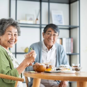 朝食を囲むシニア夫婦のイメージ画像